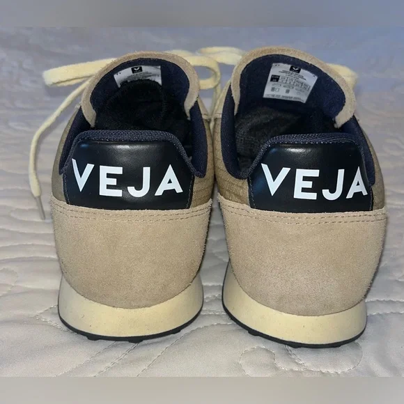 Rarely Worn Veja Women’s V-10 Casual Street Sneaker in Beige/Black Size 7 - Picture 3 of 6